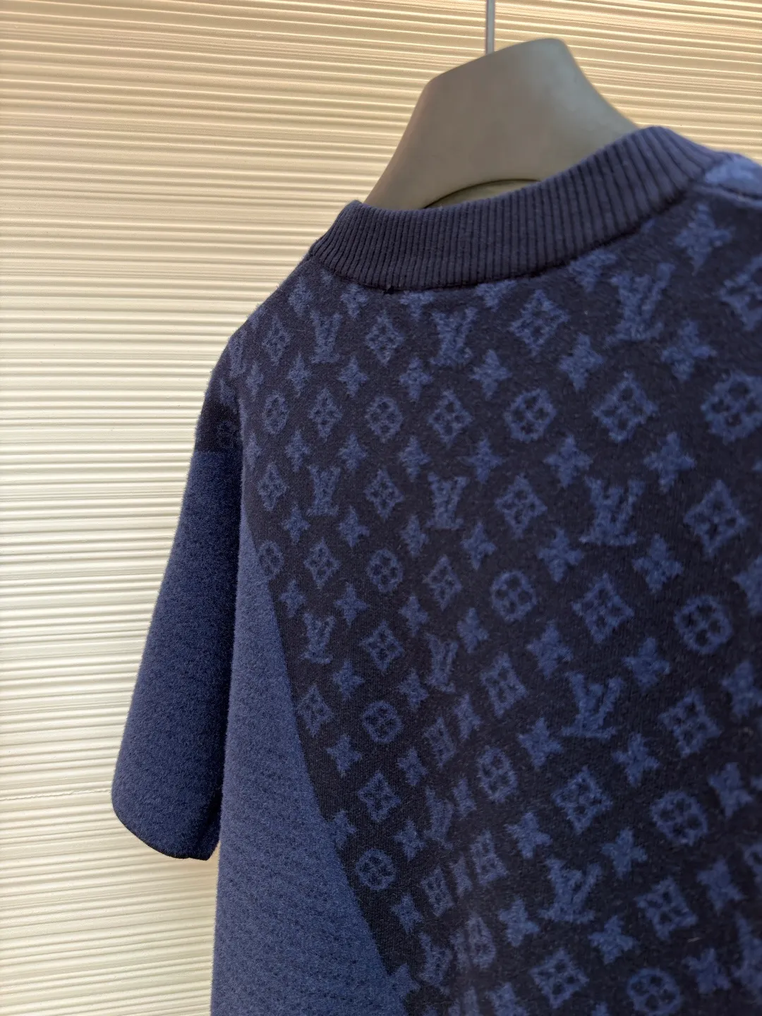 LOUIS VUITTON spliced jacquard knitted short-sleeve ●Original version: purchased and developed by 17276 ●Item number: 1681333-B10 ●Fabric: knitted fabric ●Technology: jacquard production ●Color: navy ●Version: fitted version ●Weight: about 470 grams ●Size: S-M-L-XL ●Description: This short-sleeved knitted crewneck combines Monogram Elements and velvety smooth horizontal stripes echo the flocked items from the 2025 spring and summer fashion show with their delicate texture. Pair it with matching shorts for a casual look, adding flexibility to brave adventurers this season. The overall wiring is straight and delicate, the fabric is comfortable and soft, and the color is consistent without color difference. It can be matched with the same style to create a fashionable look and control various occasions. Customized accessories, complete with three standards, same style for men and women!
